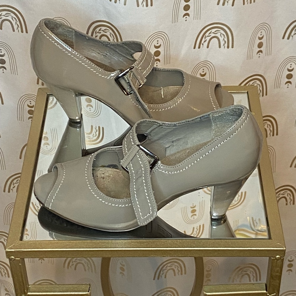 AEROSOLES Gray Heels with Modern Design